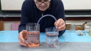 Василий Гладыш. Опыт с сообщающими сосудами. Физика. Д?