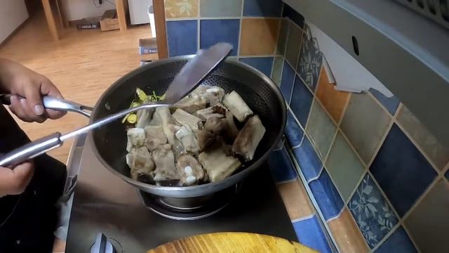 тушеное ребро с зелеными фасолами.pai gu dun doujiao。китайская кухня смотреть онлайн