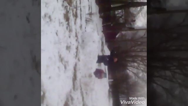 Играем в снежки одного чуть не убили снежком смотреть онлайн
