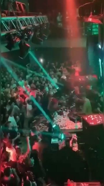 Когда тебе ну очень хочется попросить диджея поставит смотреть онлайн