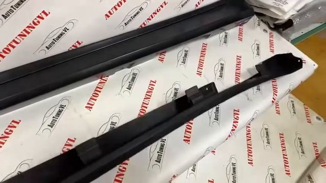 Накладки Modellista на пороги на TOYOTA HARRIER 60/65 смотреть онлайн