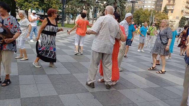 ЗАБЛУДИЛАСЬ ОСЕНЬ СРЕДЬ БЕРЕЗ ДА СОСЕН❤️ ТАНЦЫ ❤️ХА смотреть онлайн