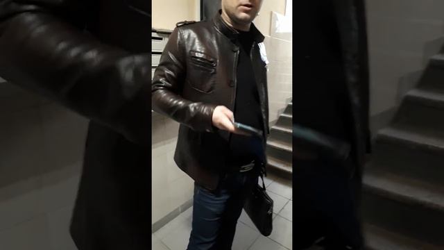 Черный риелтор в атаку. Без документов и без ничего. Ломает дверь и почтовой ящик!!! смотреть онлайн