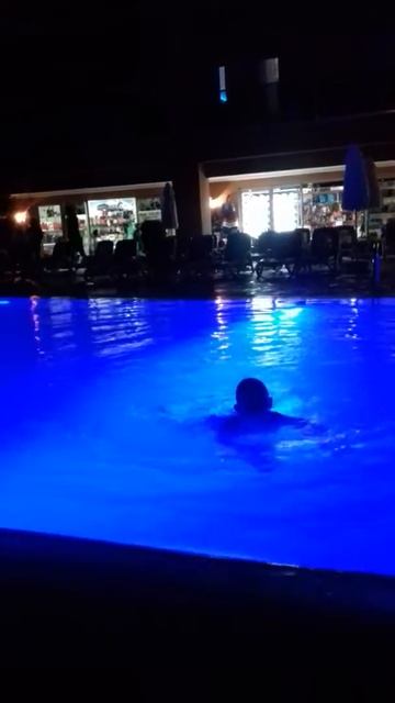 Бассейн ночью смотреть онлайн