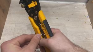 Соединил два провода с помощью гильзы Стриппером DEKO DKW