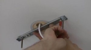 Как повесить люстру на натяжной потолок