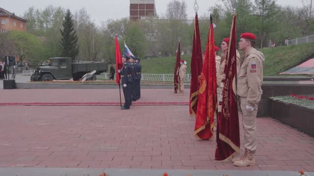 Екатеринбург, площадь Обороны, 6.05.2025. Возложение цветов к монументу "Седой Урал". смотреть онлайн