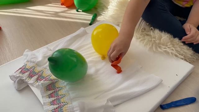 Ариела украшает майку шариками смотреть онлайн