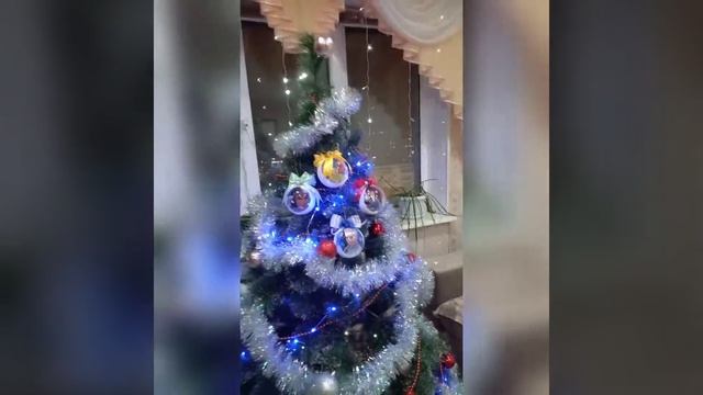 У нас уже новогоднее настроние, елку украсили,камин ус смотреть онлайн