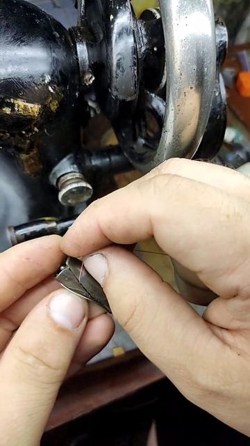 Как работает моталка на швейной машинки singer, как запра смотреть онлайн