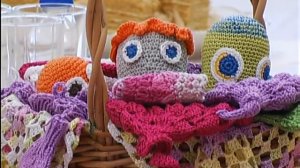 Рассказываем, как вяжут шапочки для согрева недоношенных детей