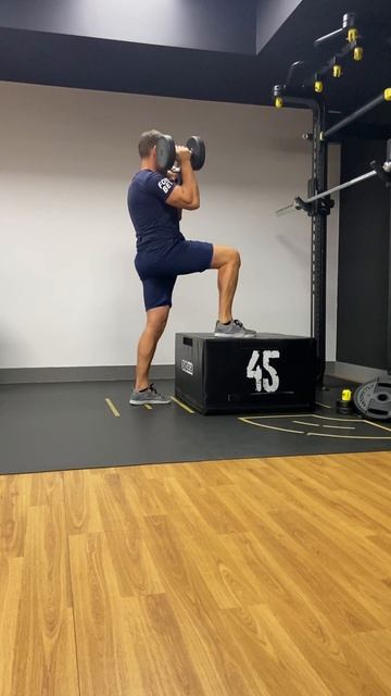 Взятие на грудь с гантелями, шагом на тумбу смотреть онлайн