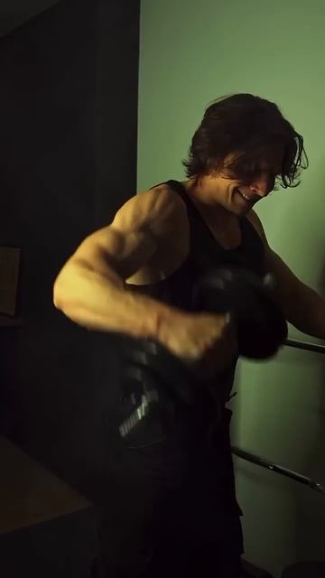 Как накачать плечи? Тренировка с гантелями #gym #gymmotivation смотреть онлайн
