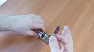 Как открыть замок если с обратной стороны вставлен кл?