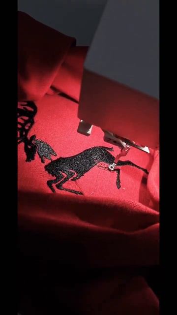 вышивка чёрного оленя Janome 550e #got #embroidery #uiqybas #gameofthrones #smal