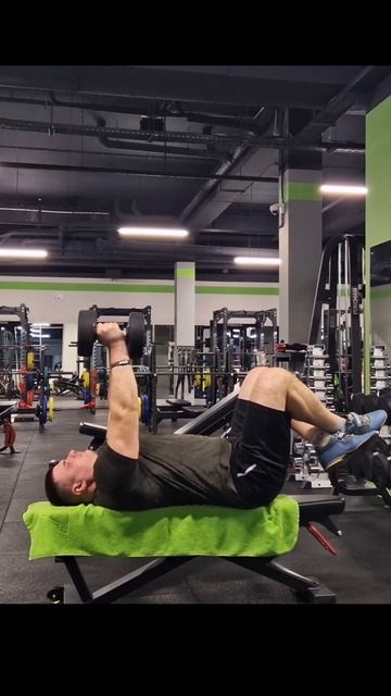 Разводка гантелей на горизонтальной скамье. Прорабат? смотреть онлайн