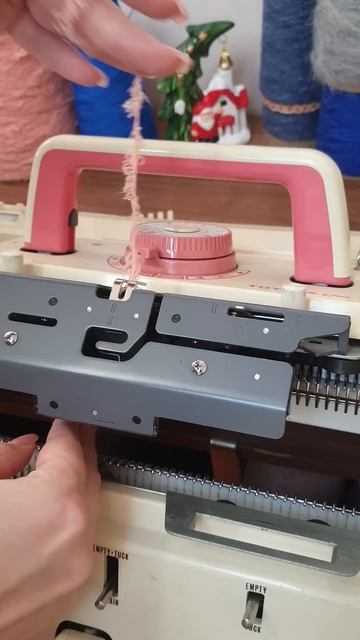 Заправка нити в двухфонтурный челнок. Больше видео на