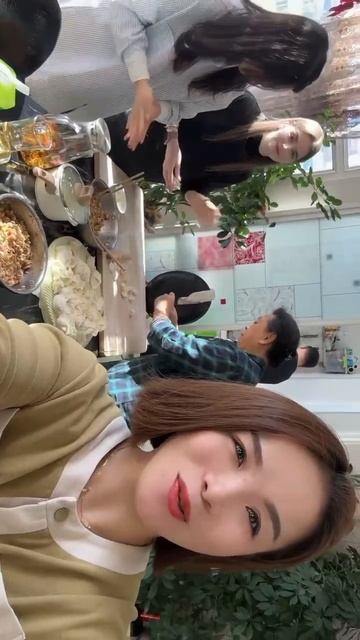 Лепить пельмени с русский друзья😄#китайскаяеда #друз смотреть онлайн