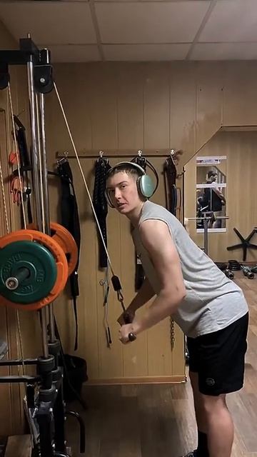 бицушка с трецерапторсом вам в реки 💪 #gym #зал #бицепс # смотреть онлайн