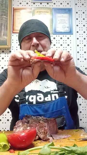 С сегодняшнего дня начали коптить мясо...только соль, ч смотреть онлайн