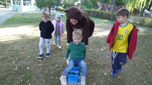 Маленькая Вера - Медведь и дядя Фёдор распаковывают подарки