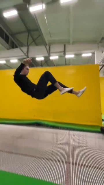 Flip ✌️ #shorts #sport #trampoline #батут #trampwall #спорт #flip #сальто смотреть онлайн