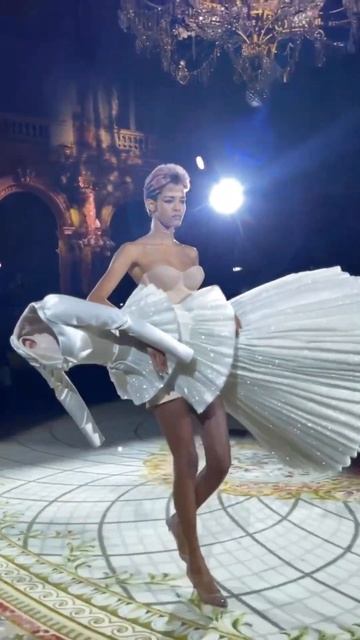 Ещё немного экстраординардности с Парижской недели моды Schiaparelli Fashion Show Week In Paris