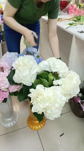 Прекрасная поставка#гортензия#цветы #florist смотреть онлайн