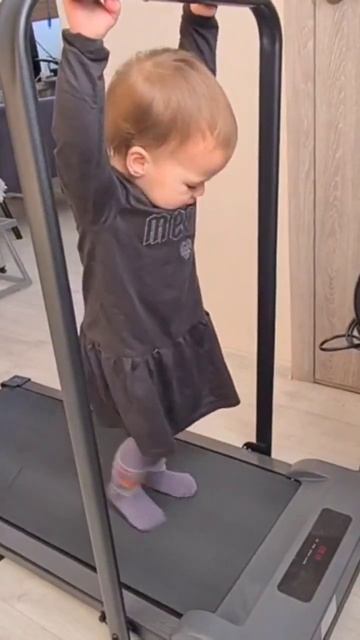 Варя на беговой дорожке 😎 #дети #спорт #беговаядорожк? смотреть онлайн