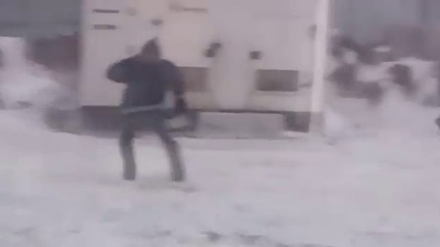 Астана сильные ветер. ... смотреть онлайн