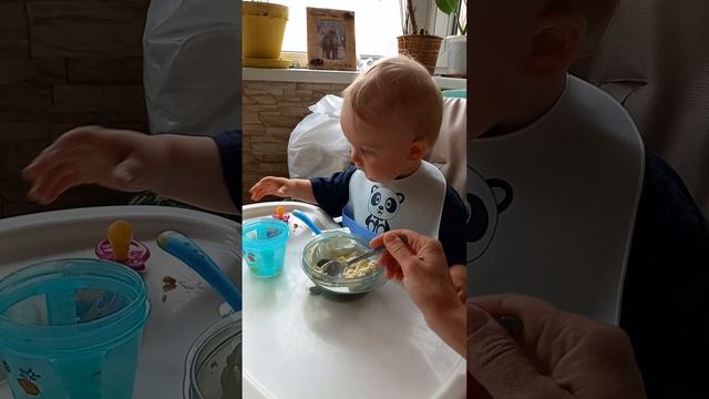 Так малыш ест сам в 1 год и 2 месяца. смотреть онлайн