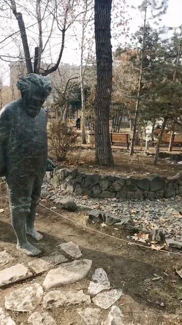 Трогрательный памятник армянскому поэту Геворгу Эмин смотреть онлайн