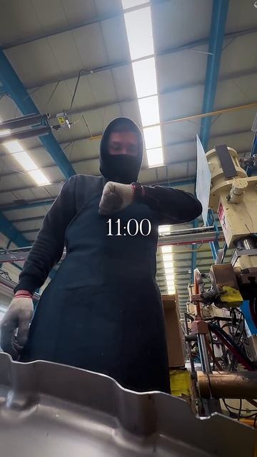 44-й день. Всё как обычно: работа, еда, сон, повтор. Но в э? смотреть онлайн