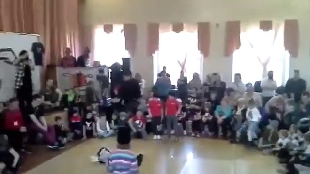 Это мой друг танцует брейк данс! Я просто в афиге!!!!!! смотреть онлайн