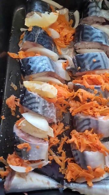 Рыба,запечённая в духовке с морковью, луком и лимоном! смотреть онлайн
