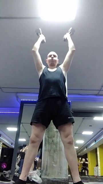 Приседания с гантелями. Фитнес. Гантели. Силовой трени смотреть онлайн