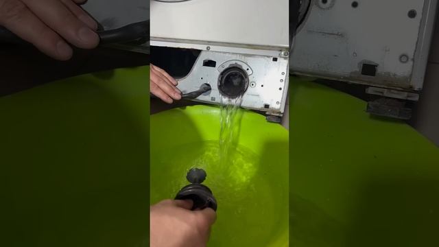 Как слить воду из машинки если она встала с водой и не ? смотреть онлайн