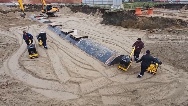 Обратная засыпка котлована АЗС песком с уплотнением. ? смотреть онлайн