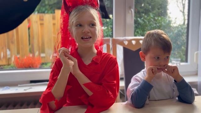 Квест на Хэллоуин. Ева и Лёва играют с мамой.