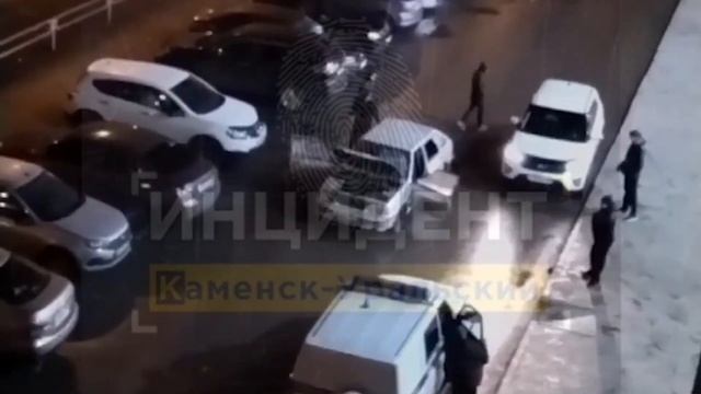 В Каменске-Уральском трое молодых людей разбили автом смотреть онлайн