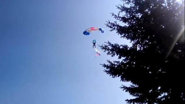 Приземление парашютистов. День ВДВ в Барнауле смотреть онлайн