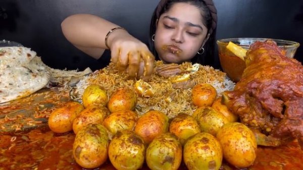 ЧЕРНАЯ ДЫРА В ЖЕЛУДКЕ У ДЕВУШКИ: ОГРОМНАЯ ТАРЕЛКА С КАРРИ, 20 ЯИЦ, БАРАНИНА, РИС И ЛАВАШ