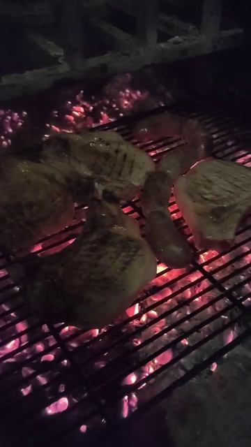 🥩Стейк из свинины и колбаса🐷на огне🔥 смотреть онлайн