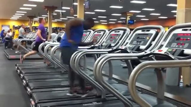 Танцует на беговой дорожке смотреть онлайн