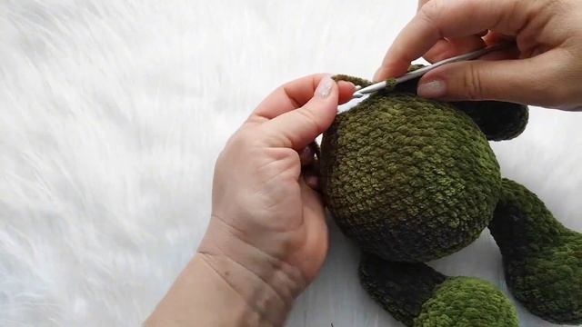 Видео для начинающих. Ввязываем кончики #вязаниекрючком #вязание #плюшевыеигрушки #мккрючком смотреть онлайн