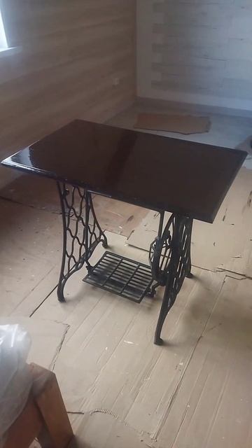 Столик из старой швейной машинки.