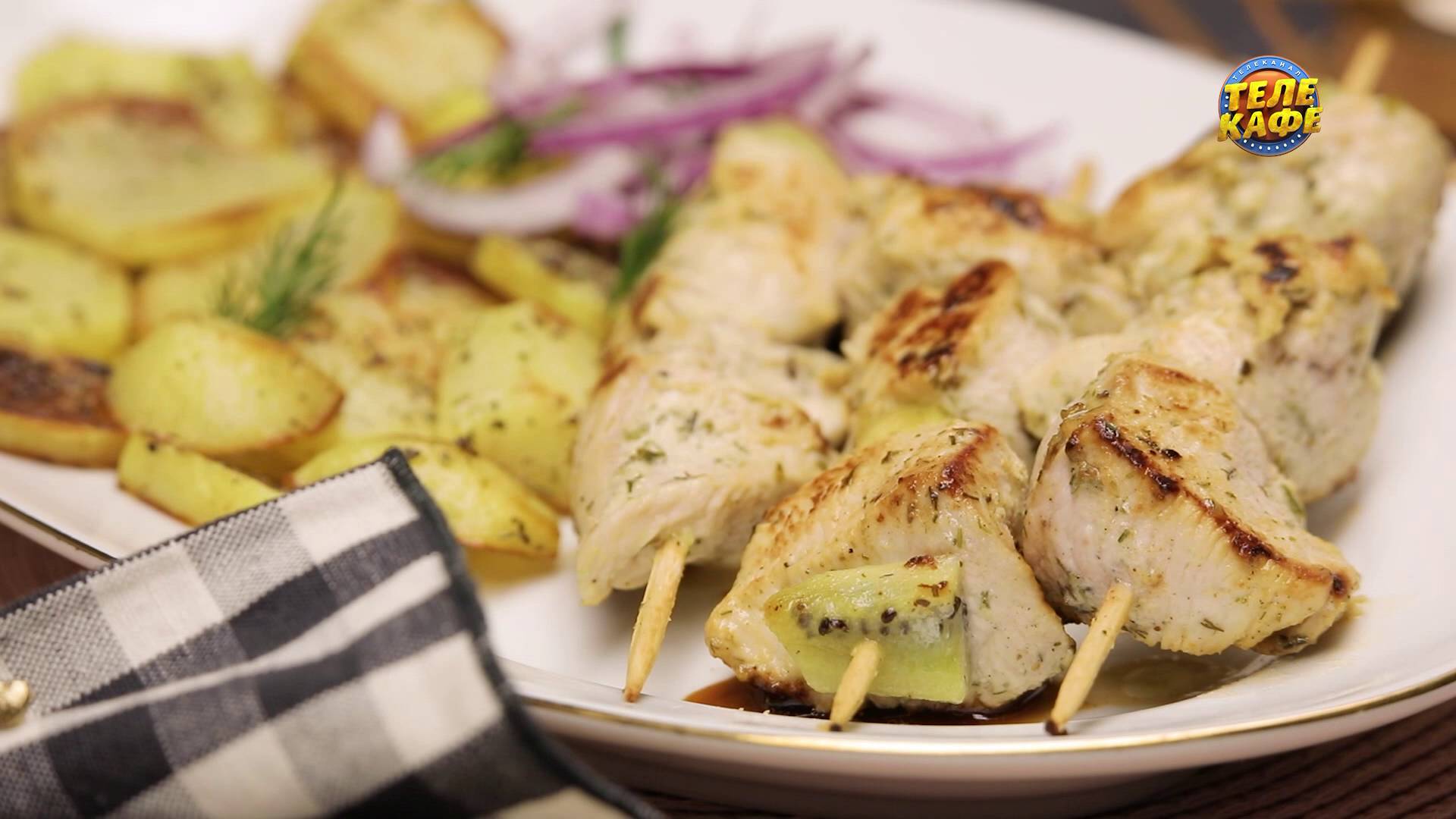 Куриные шашлычки с киви на сковороде. Аппетитное блюдо! смотреть онлайн