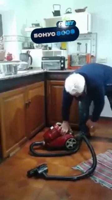 Вот что бывает когда впервые взял в руки пылесос. смотреть онлайн