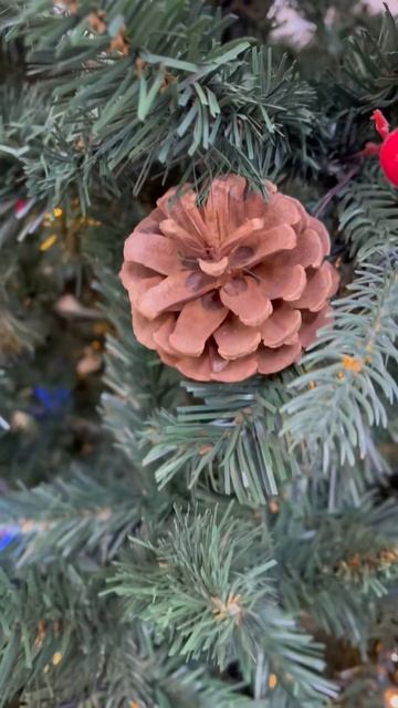 Шишка с встроенной гирляндой смотреть онлайн