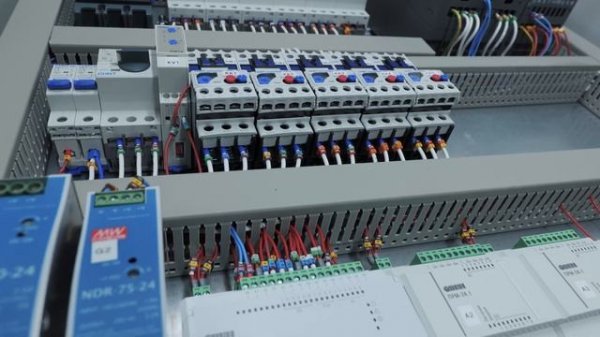 Шкаф контроля и управления процессами подачи сырья для химического синтеза